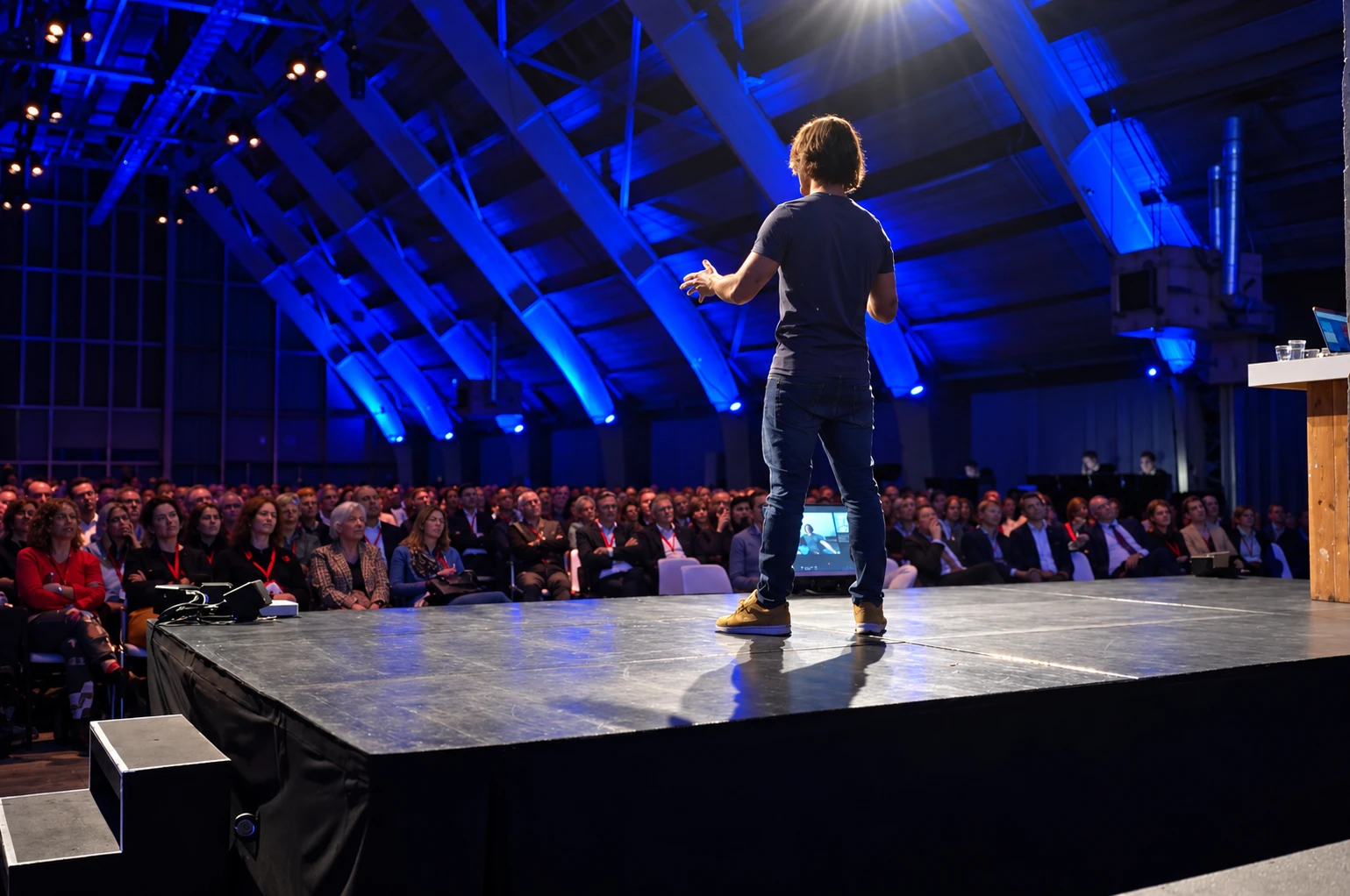 Ferry op het podium voor een volle zaal
